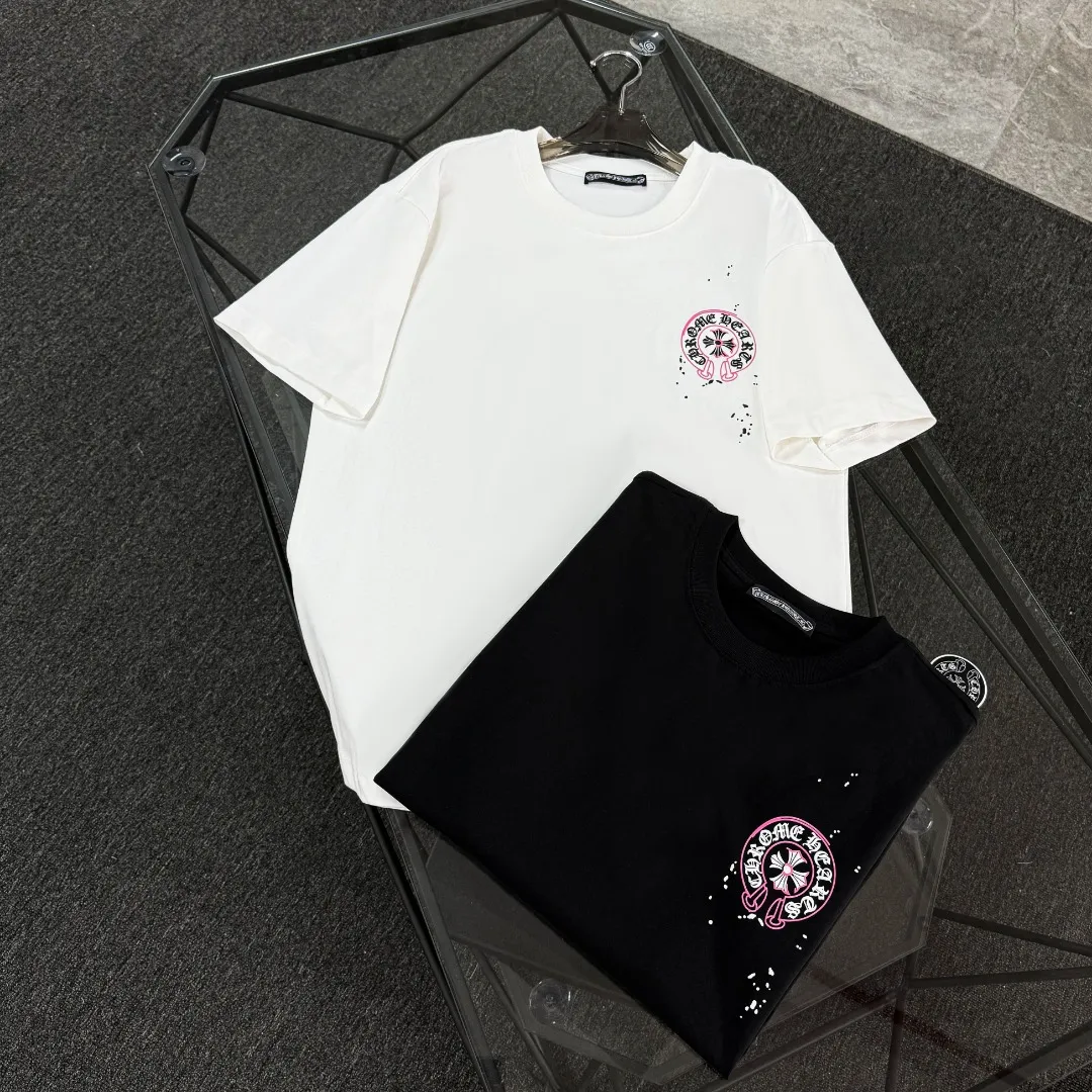 P170 Chrome Hearts Chrome Hearts 25 high-end versions. The fabric is made of 300 grams of high-density pure cotton. It does not deform or shrink. It has three labels. It is the same style for men and women. Technology: Digital printing. Color: White. Black. SIZE: S-XL.